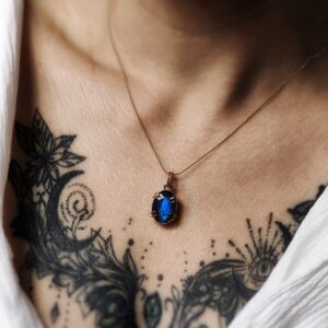 Collier avec pendentif serti griffe plaqué or et labradorite facettée