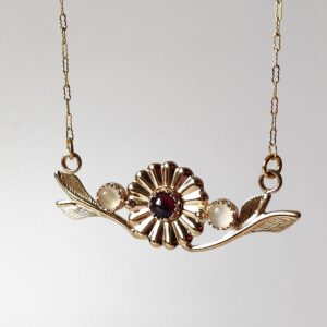 Collier fleur impériale femme en laiton plaqué or 14 carats avec pierre Grenat et pierres de lune blanches les merveilles de polly