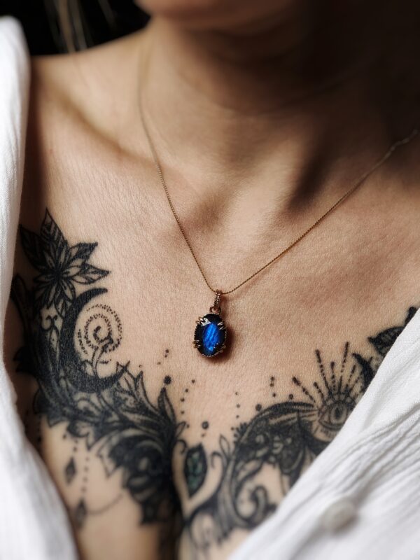 Collier avec pendentif serti griffe plaqué or et labradorite facettée