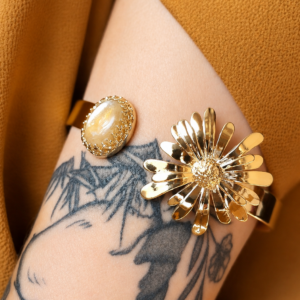 Bracelet manchette femme plaqué or avec pierre Quartz mica jaune et fleur marguerite les merveilles de polly