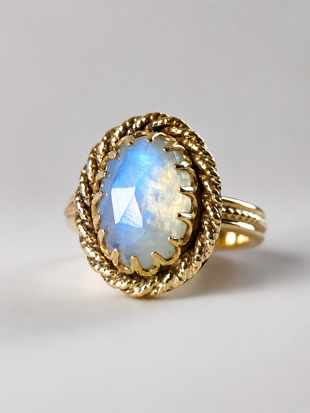 Bague vintage femme plaquée or 14 carats avec pierre de lune arc en ciel Péristérite les merveilles de polly