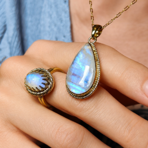 Parure bague et pendentif plaqué or 14 carats avec pierre de lune arc en ciel Péristérite les merveilles de polly