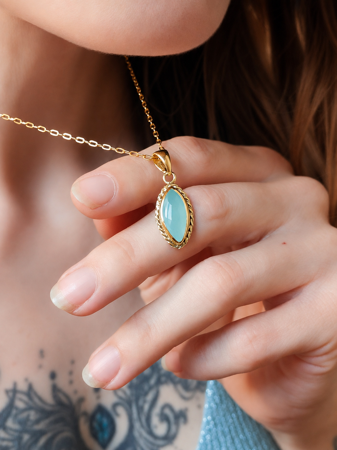 Pendentif femme doré plaqué or avec pierre Aigue Marine forme marquise les merveilles de polly