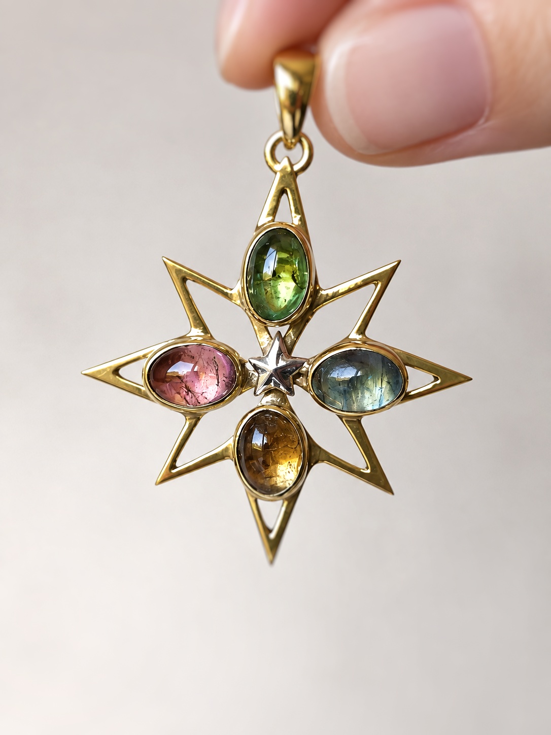 Pendentif femme plaqué or forme étoile avec pierres naturelles Tourmaline les merveilles de polly
