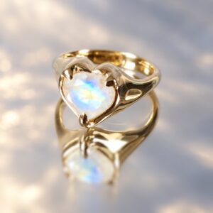 Bague femme plaquée or avec Péristérite pierre de lune arc en ciel en forme de cœur les merveilles de polly