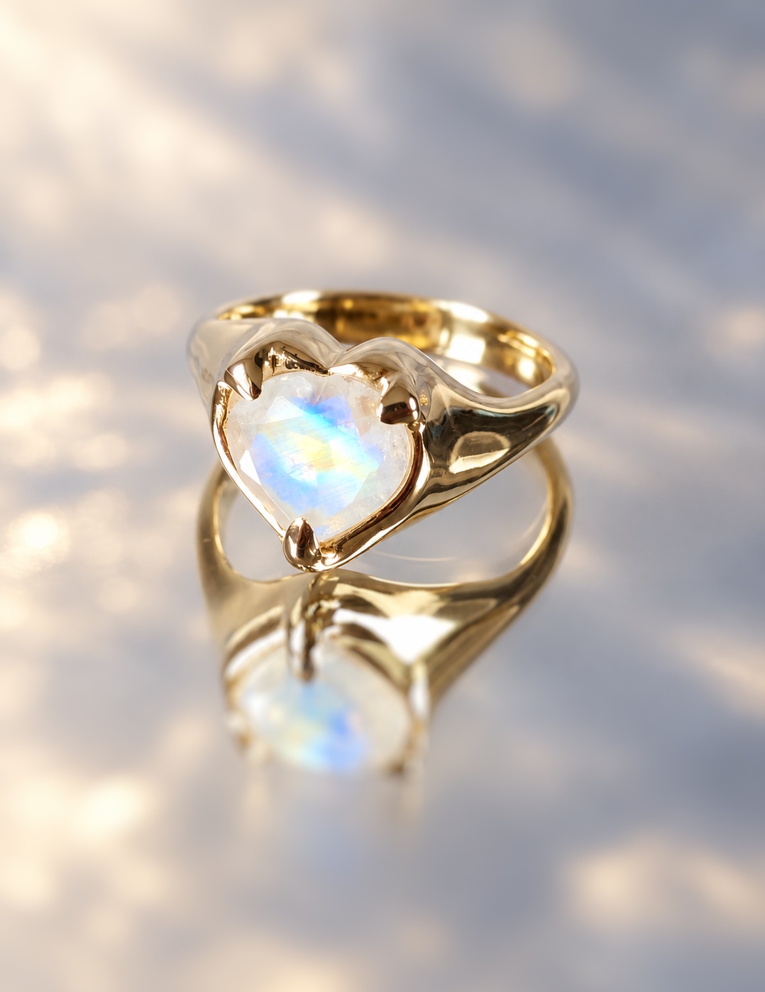 Bague femme plaquée or avec Péristérite pierre de lune arc en ciel en forme de cœur les merveilles de polly